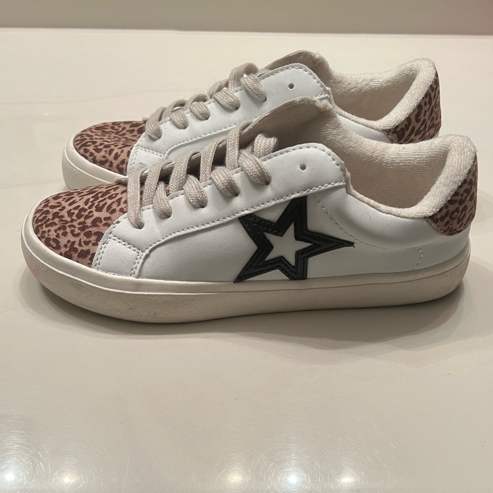 Size 6 tennis shoes